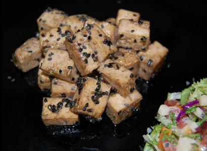 Tofu con salsa de soja y sésamo negro