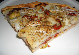 Pizza de patata, tomate seco y olivas