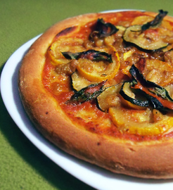 Pizza de zucchini, calabacin, pimenton y berenjena rostizada