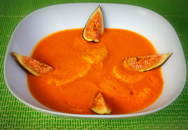 Sopa de tomate con higos frescos