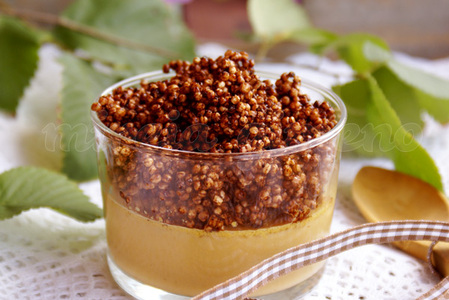 Natillas con crumble de quinoa a la algarroba
