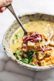 Sopa de curry y coco (y lo que tengas en la nevera)